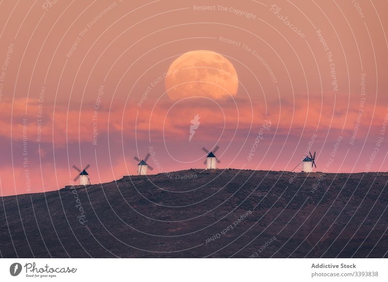 Malerische Mondlandschaft auf dem Lande in der Dämmerung Landschaft Tal Windmühle Sonnenuntergang Himmel Natur Abenddämmerung ruhig Windstille friedlich Umwelt