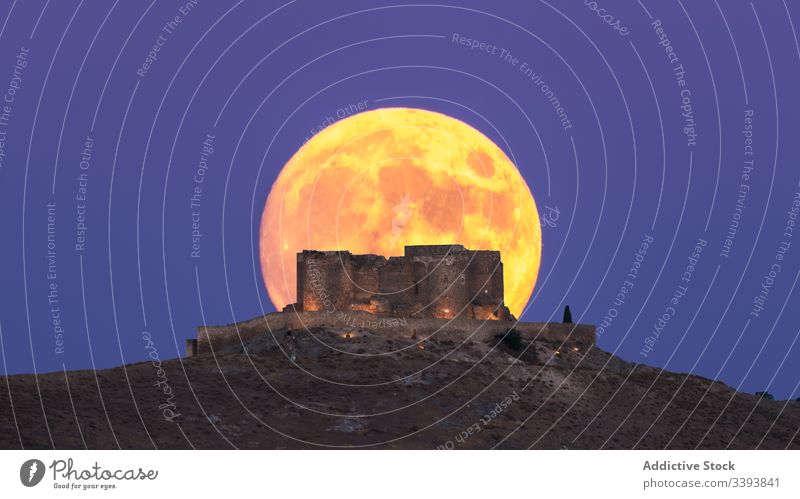 Atemberaubende Landschaft mit Burgruine und Mond bei Nacht ruiniert Burg oder Schloss Verlassen gealtert Festung beleuchtet Finsternis Mond- Umwelt satt antik