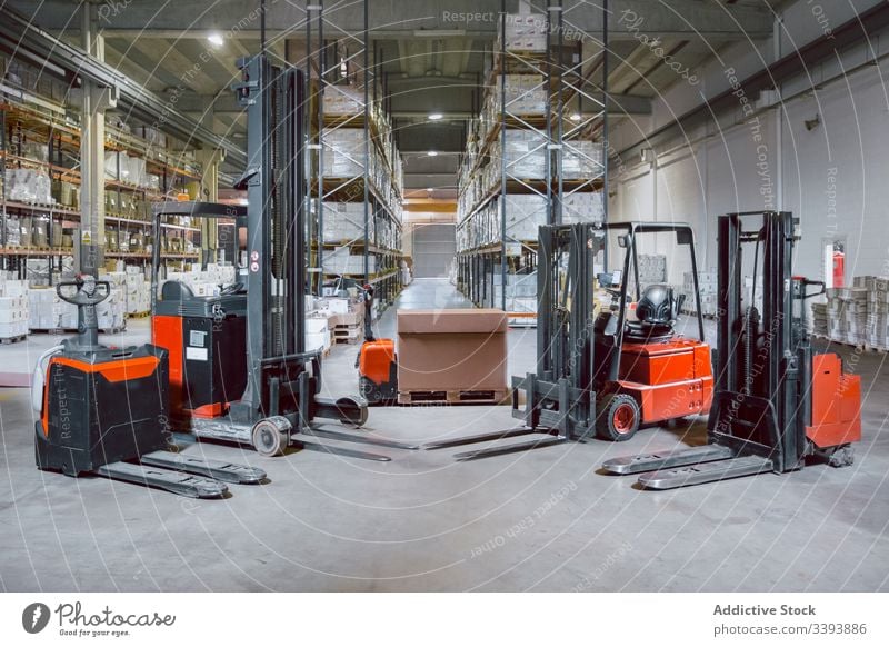 Moderne Ausrüstung in großem Lagerhaus Stapler Lagerhalle Maschine Versand Gerät modern Dienst logistisch Inszenierung Ladung Paket automatisch Prozess