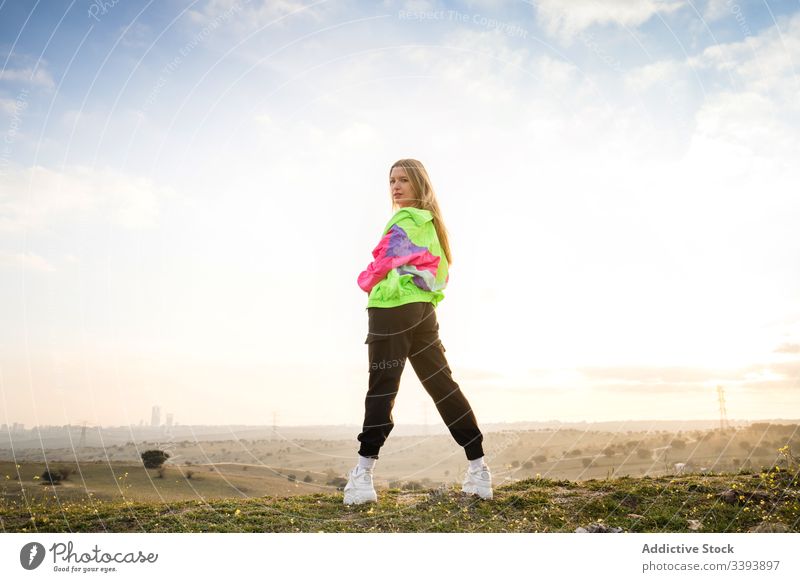 Hipsterin in farbenfroher Sportkleidung auf dem Land Frau Sportbekleidung Natur modern Landschaft blond lässig Sommer Individualität Stil passen cool trendy