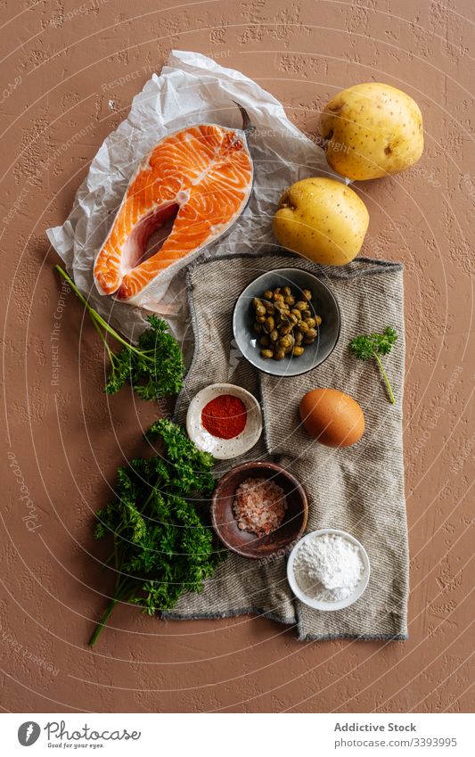 Zutaten für Rezepte mit Fisch und Gemüse Bestandteil Lebensmittel Lachs Essen zubereiten Gesundheit Kartoffel Gewürze Steak Petersilie Küche Mahlzeit Abendessen