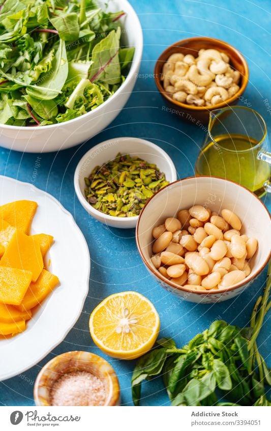 Verschiedene Zutaten für ein gesundes veganes Gericht Speise Bestandteil Veganer Koch Küche frisch Gesundheit sortiert Lebensmittel Vorbereitung heimwärts