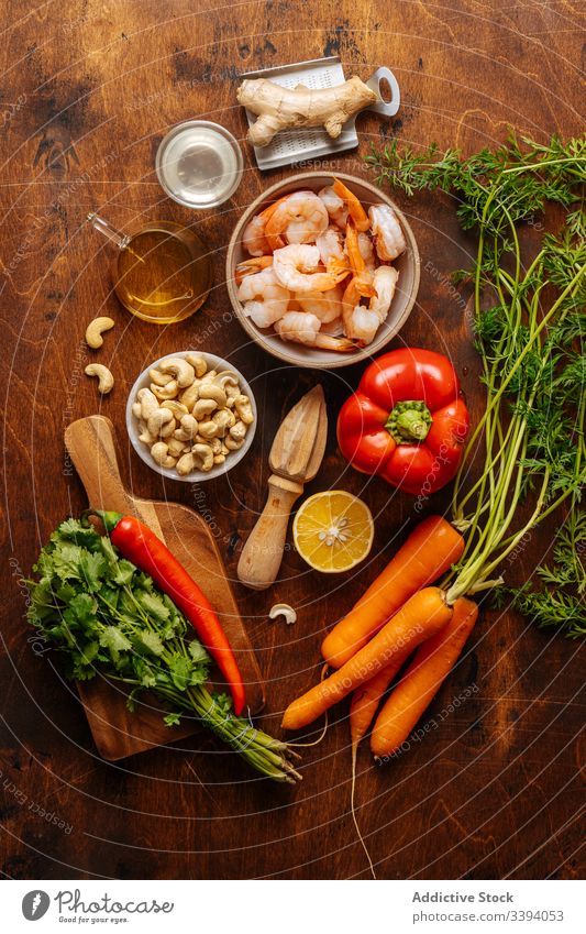 Frische Zutaten für Garnelengericht Bestandteil Koch Küche Granele Gemüse Tisch Entsafter Speise Lebensmittel Vorbereitung heimwärts Mahlzeit Werkzeug Ingwer