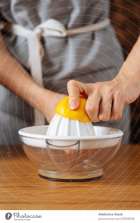Erntehelfer entsaftet Zitrone in der Küche Person Saft drücken Entsafter Koch Speise Lebensmittel Vorbereitung heimwärts Mahlzeit Bestandteil Zitrusfrüchte
