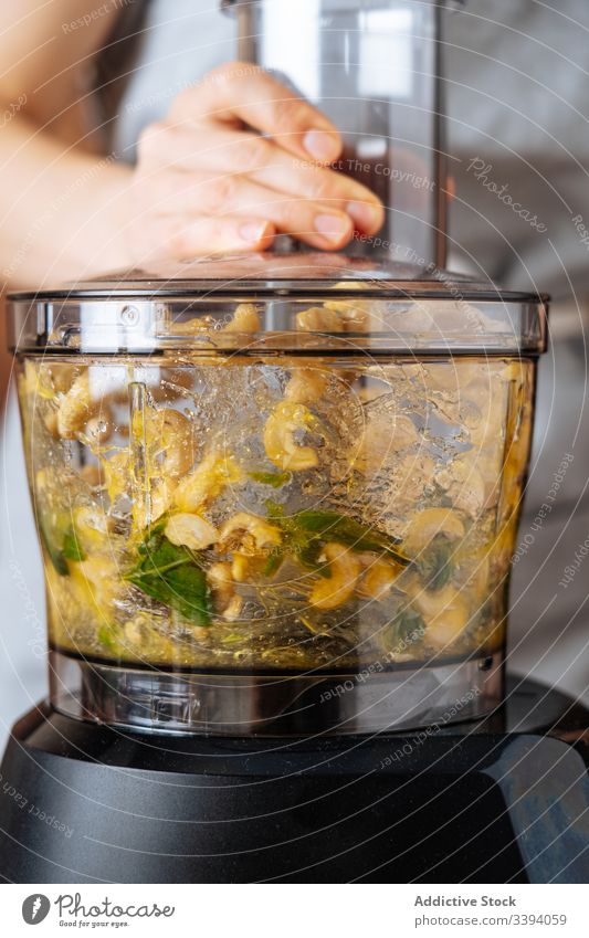 Anonyme Person, die Zutaten im Mixer mischt Mischer Koch mischen Püree Küche Speise Gesundheit Lebensmittel Vorbereitung heimwärts Mahlzeit Bestandteil