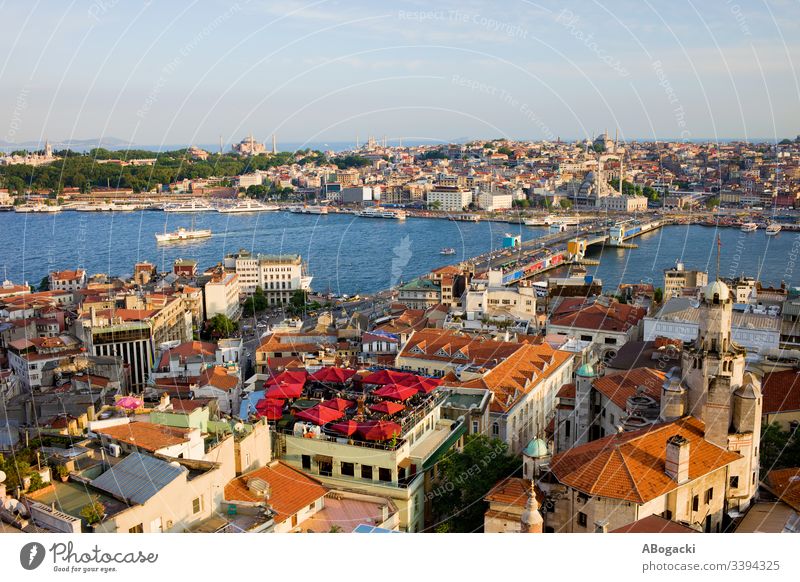 Stadt Istanbul in der Türkei, Blick vom Bezirk Beyoglu über das Goldene Horn und die Galata-Brücke zum Bezirk Eminonu. Großstadt Truthahn Skyline Antenne