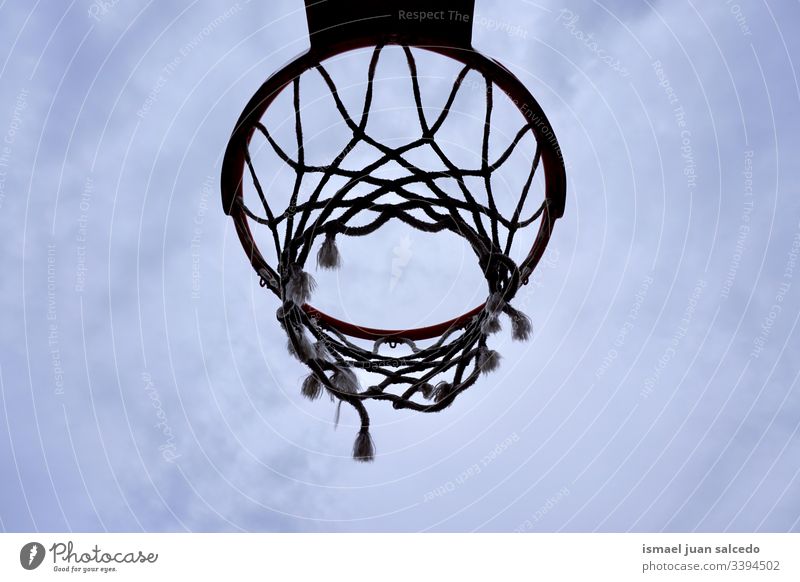Basketballkorb-Silhouette, Straßenkorb in der Stadt Bilbao Spanien Reifen Korb Himmel blau kreisen anketten metallisch Netz Sport Sportgerät spielen Spielen