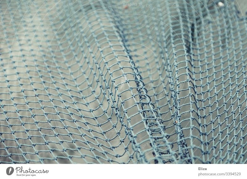 Ein blaues Netz das über Wasser gespannt ist gefangen Fischfang wasser Fischernetz Netzwerk Außenaufnahme Menschenleer Knoten Seil Farbfoto Maritim sicherheit