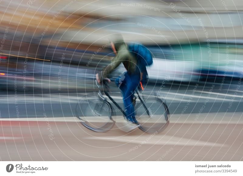 man ciclyng, Fahrradverkehrsmittel auf der Straße in der Stadt Bilbao Spanien Transport Verkehr Sport Fahrradfahren Radfahrer Radfahren Biker Übung