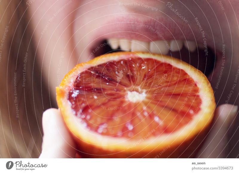 Frau beißt in saftige Orange orange Frucht Makroaufnahme Ernährung Lebensmittel Gesundheit Vegetarische Ernährung Farbfoto Bioprodukte Innenaufnahme Diät