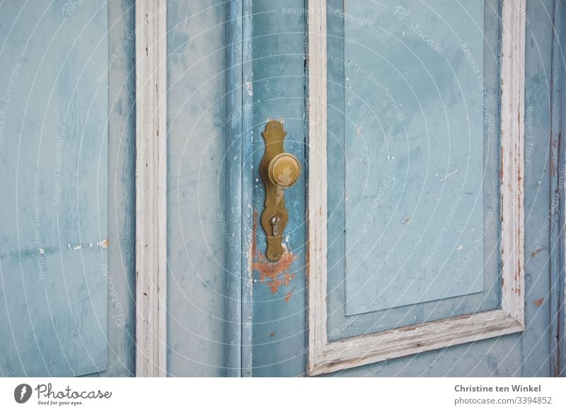 alte blaue Tür mit abgeblätterter Farbe antik Blau Blautöne weiß Türknauf schön Hintergrundbild Vergänglichkeit Vergangenheit Menschenleer Verfall