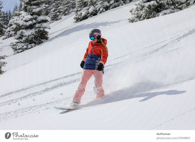 Snowboardgirl und Pulverschnee Mädchen Snowboarding Sport Wintersport Berge u. Gebirge Freestyle abwärts Skipiste Tiefschnee Winterurlaub talentiert
