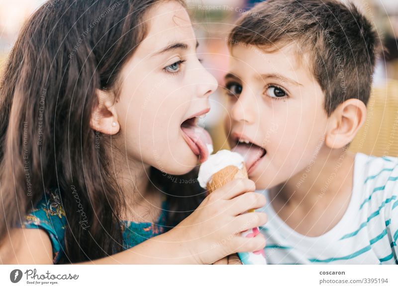 Zwei kleine Kinder essen zusammen ein Eis schön Junge Café Kaukasier heiter Kindheit abschließen Sahne niedlich lecker Dessert Essen Emotion genießen Ausdruck