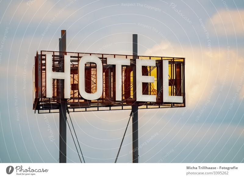 Leuchtreklame Hotel Reklameschild Werbung Hinweisschild Urlaub Übernachtung reisen Reisende Ferien Unterkunft Domizil Zimmer Tourismus Touristen Himmel Wolken