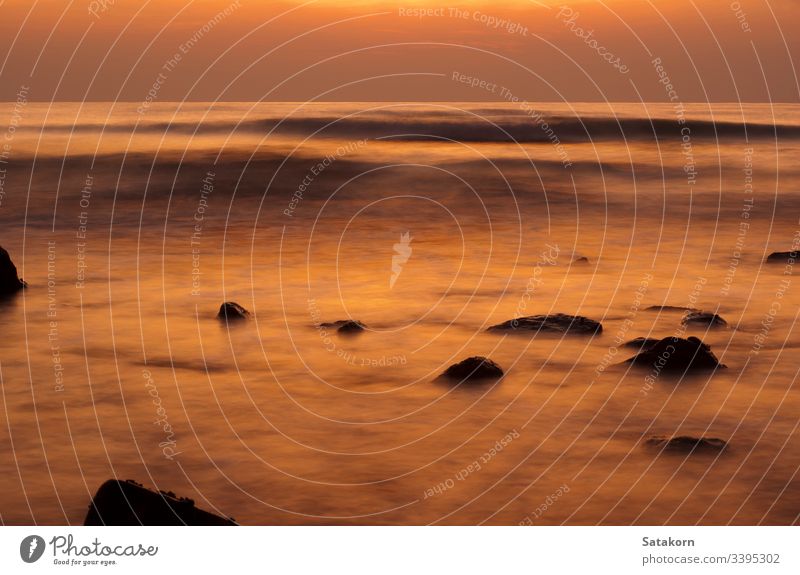 Sanfte Wellen an einem Felsstrand im Abendlicht Asien Kunst schön Küste Küstenlinie Umwelt Belichtung fließen Geologie einsam Nebel Stimmung Bewegung Natur Meer