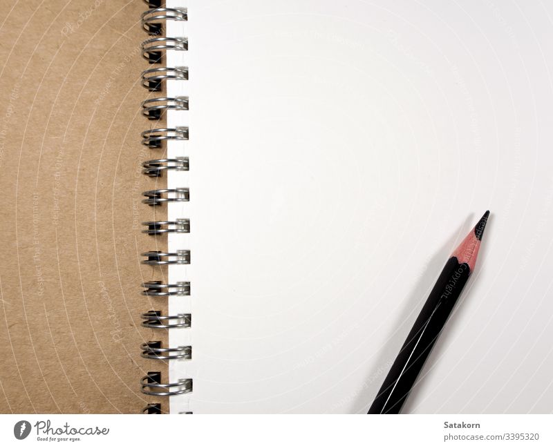 Weiße Papierseite von Note Book and Pencil Hinweis Buch blanko weiß Notebook ruhend Bleistift offen Hintergrund Design Sauberkeit Page leer Spirale Notizblock