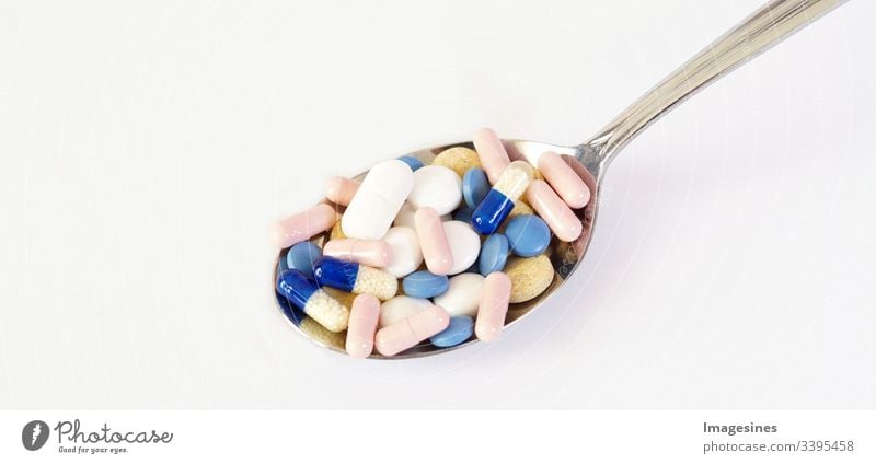 Medikament - Kapseln, Tabletten, Pillen auf einem Löffel. Kapsel Pille Haufen Mix Therapie Medikamente Arzt Grippe Antibiotikum Apotheke Medizin Sucht