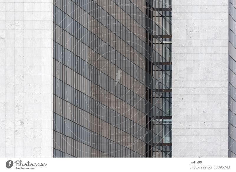 abstrakte Fassadenansicht Hochhaus Bankgebäude Fenster Gebäude ästhetisch Symmetrie Surrealismus Licht stagnierend rein Kapitalwirtschaft Ordnung hoch modern
