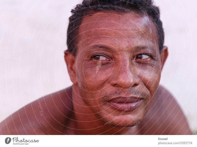 mann ruht II , trinidad Zigarre Erwachsener Lächeln nackt Truhe aussruhen heimatlich Kubaner Rauchen Mann Erwachsensein niedlich Leder Haut Menschen Porträt