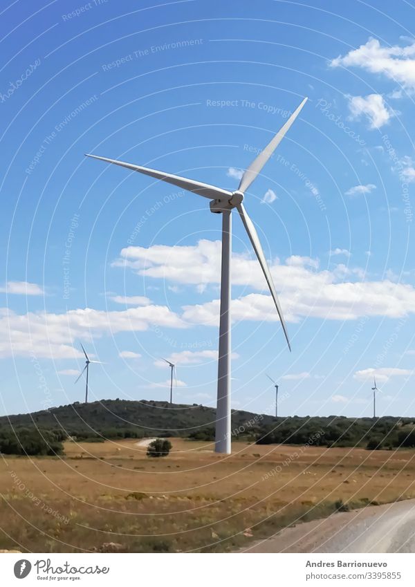 Windgeneratoren auf dem Berg mit blauem Himmel industriell Umwelt kampfstark konservieren Konzept übersichtlich malerisch Turbine ländlich Vorrat windig Klingen