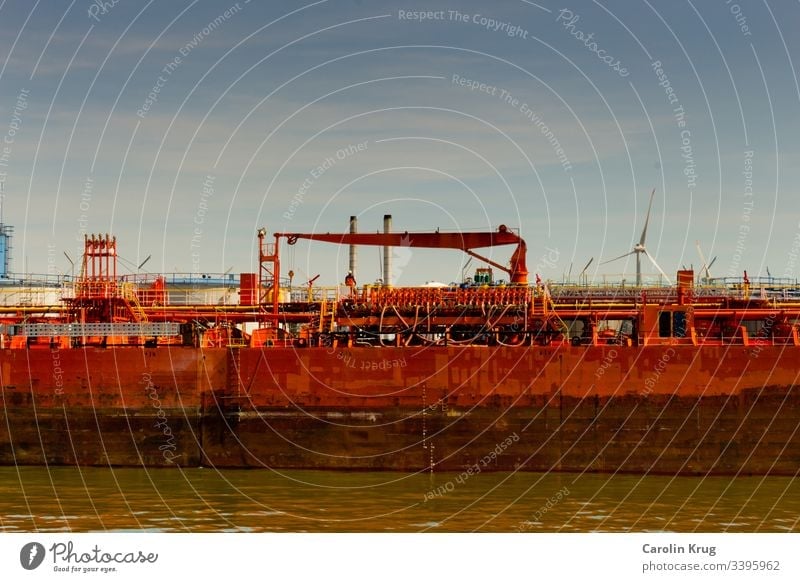 Aufnahme aus dem Hafen von Antwerpen - ich liebe den Übergang der Farben Logistik rot Himmel blau Öl Kran braun Güterverkehr & Logistik Industrie Schifffahrt