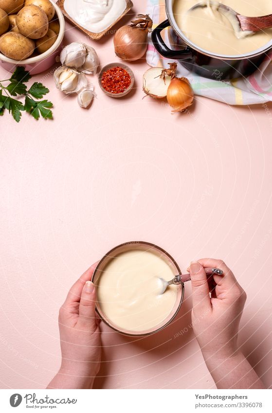 Frauenhände essen Cremesuppe. Kartoffel-Knoblauch-Suppe obere Ansicht Schüsseln Rahmsuppe cremig Küche lecker Speise Suppe essen Lebensmittel Knoblauchsuppe