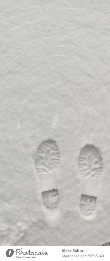 Schuhabdrücke im Schnee Winter weiß kalt Stiefelabdruck Spuren