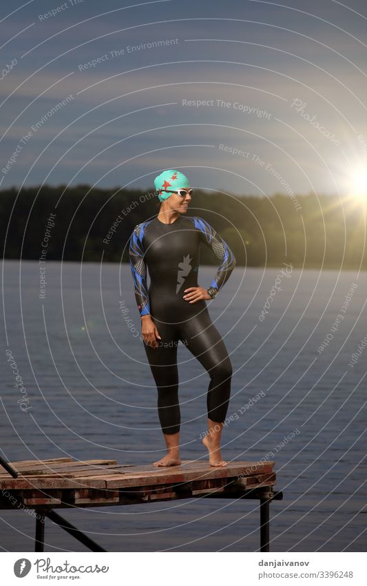 Eine kaukasische Frau beim Triathlon-Schwimmen Sport Menschen Sportbekleidung Athlet Konkurrenz Triathletin Person Schwimmer eine Europäer Badeanzug weiß