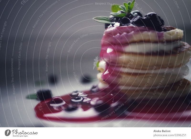 Pancakes mit Beeren und Soße Pfannkuchen Heidelbeeren Dessert Foodfotografie Süßspeisen Nachtisch