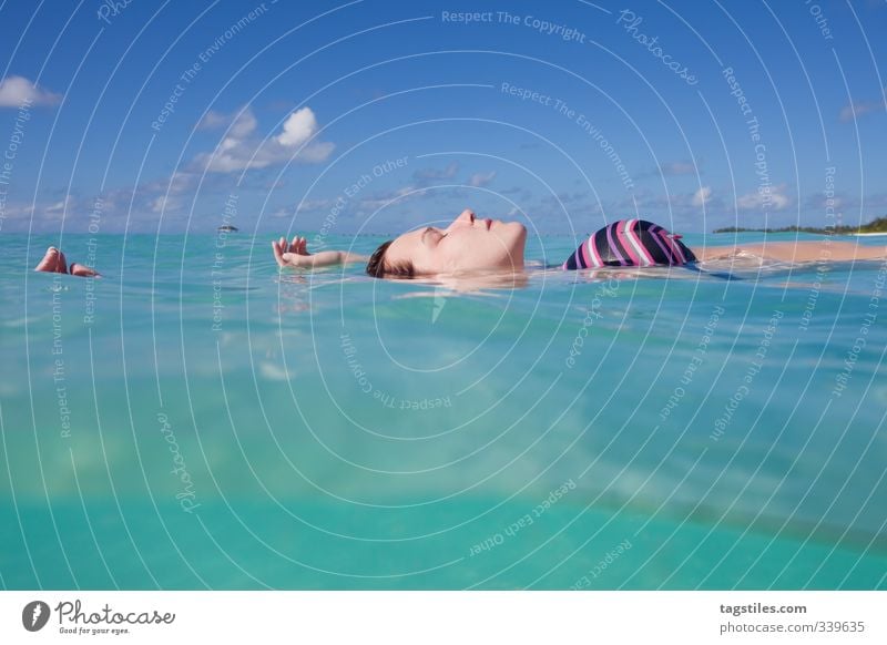 ENTSPANNUNG Malediven Frau Ferien & Urlaub & Reisen Erholung Bikini Asien Reisefotografie Meer Indischer Ozean Mädchen schön Wasseroberfläche Im Wasser treiben