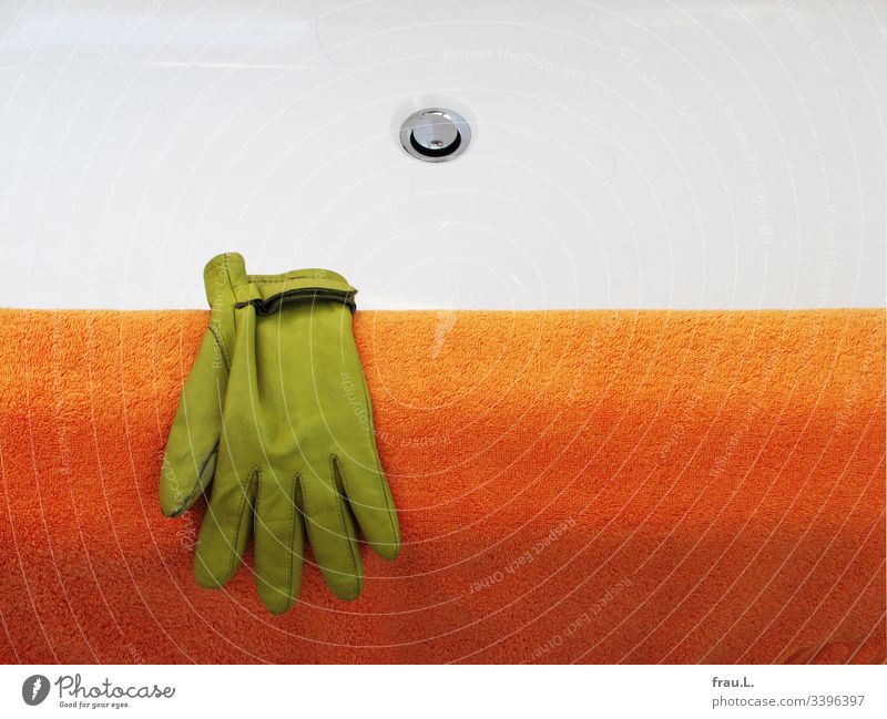 Wie der grüne Handschuh auf den Badewannenrand gekommen war, wusste er nicht mehr, doch er fühlte sich jetzt ziemlich wohl auf dem kuscheligen Badetuch. orange