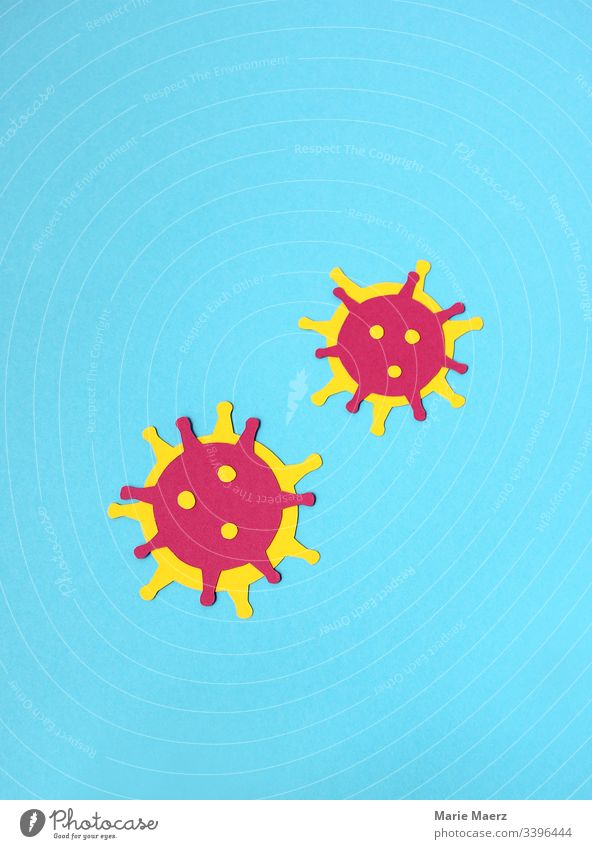 Coronaviren | Papier-Illustration von zwei Viren auf hellblauem Hintergrund coronavirus Bakterien Infektion Grippe Einstellungen erreger Krankheit Gesundheit