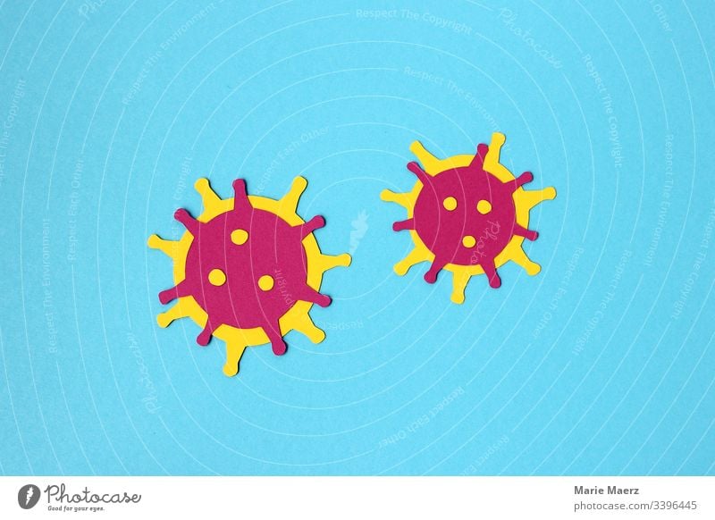 Coronaviren | Papier-Illustration von zwei Viren auf hellblauem Hintergrund Bakterien Infektion Grippe Einstellungen erreger Krankheit Gesundheit Medizin Seuche