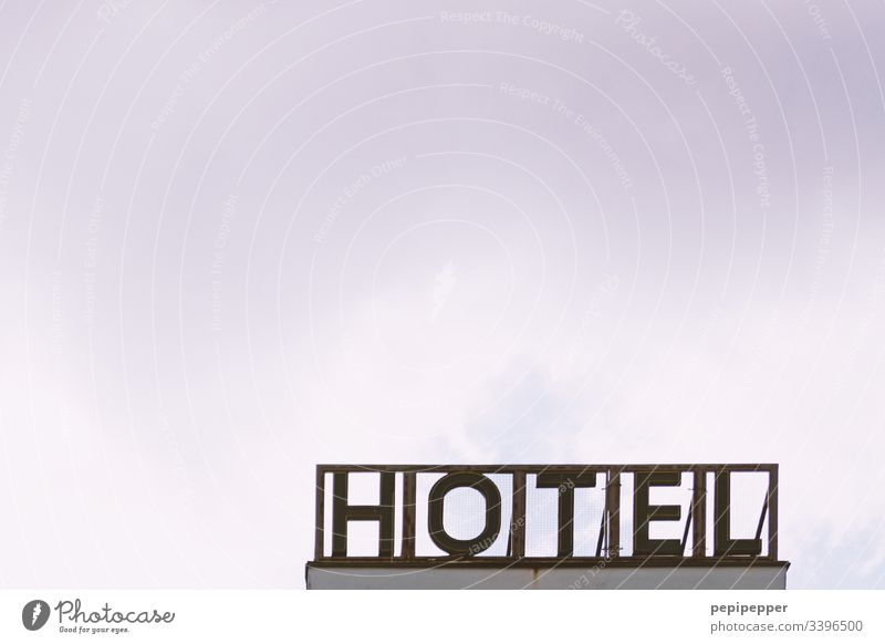 HOTEL-Schild Hotel Typographie Ferien & Urlaub & Reisen Erholung Buchstaben Menschenleer Himmel Leuchtreklame Schriftzeichen Schilder & Markierungen