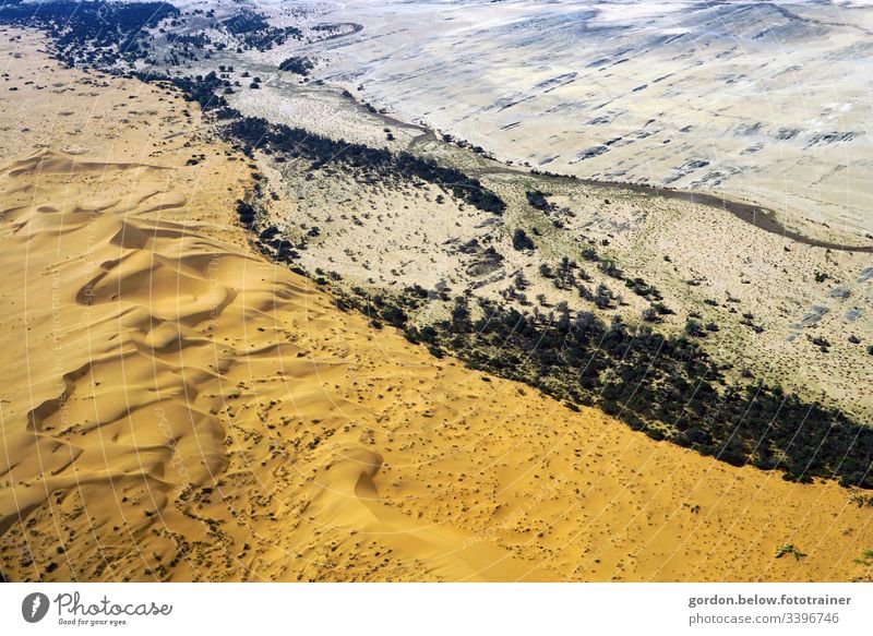 Wüste Namibia  vom Wind geformt! Farbfoto Tagesaufnahme Menschenleer freie Flächen Vogelperspektive brauntöne Licht und Schatten Ferien & Urlaub & Reisen