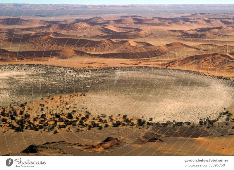 Wüste Namibia  vom Wind geformt! Farbfoto Tagesaufnahme Menschenleer freie Flächen Vogelperspektive brauntöne Licht und Schatten endlose Weiten