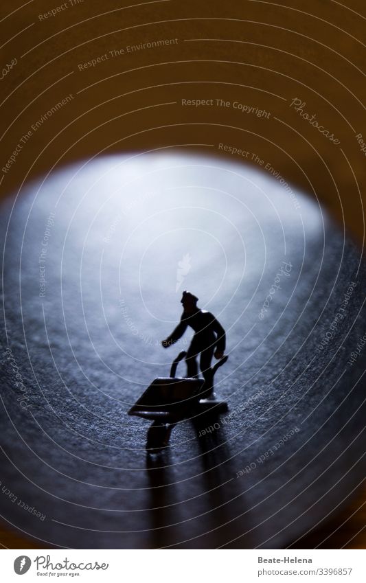Objekt-Challenge | Schwarzarbeiter im Untergrund dunkelheit Tunnel Tunnelbeleuchtung Tonpapier Arbeiter Schubkarre Licht Bewegung Schatten Schattenwirtschaft