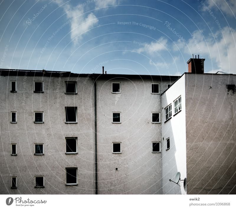 Die toten Augen von Merseburg Haus Wand Fenster Reihe Himmel blau grau Dachrinne Schornstein dreckig urban Menschenleer Gebäude Stadt Textfreiraum oben