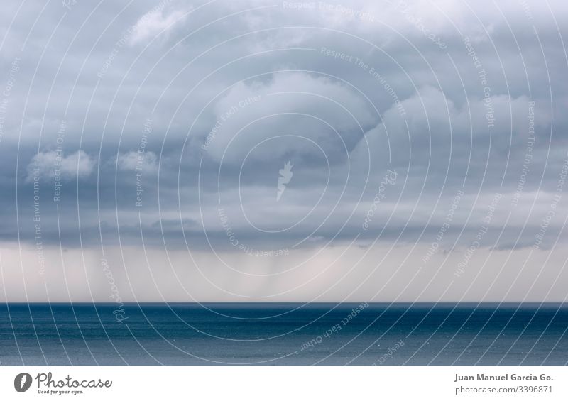 Sturmwolken am Horizont Unwetter Meteorologie Cloud Regen Prognose eine Coruña Meerblick bedrohlich weit Angst sich[Akk] abzeichnend Himmel MEER aquatisch blau