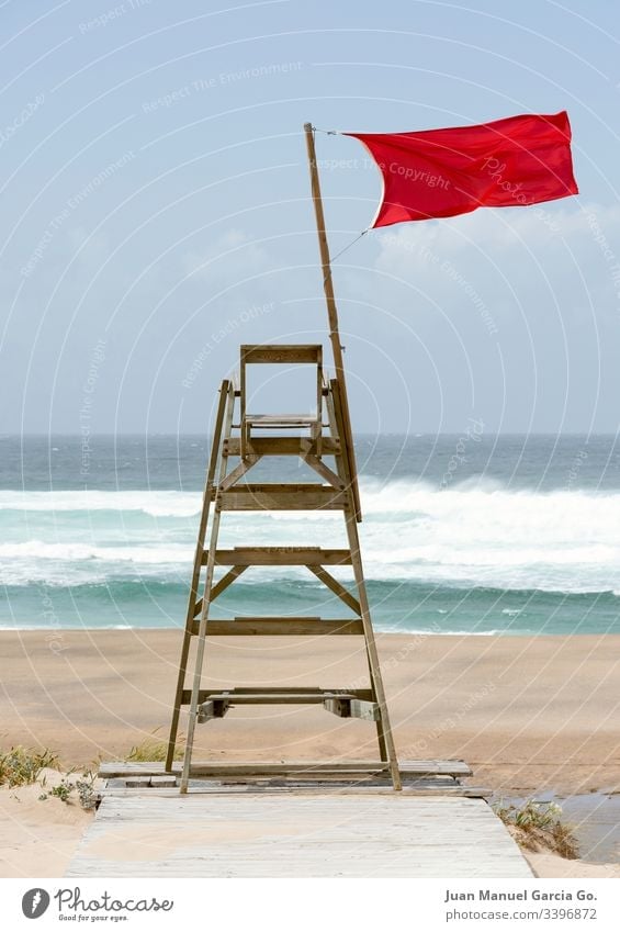 Rettungsschwimmersessel mit einer roten Fahne, die im Wind weht - ein  lizenzfreies Stock Foto von Photocase