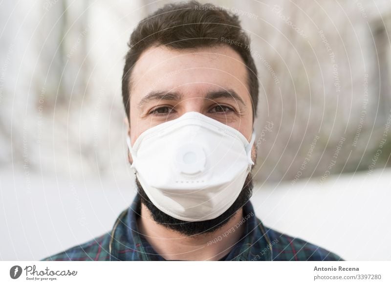 Mann mit Maske im Freien Ansteckung ansteckend eine Person Krankheit Seuche Gesichtsmaske arabisch nahöstlich mers Coronavirus medizinische Maske Population