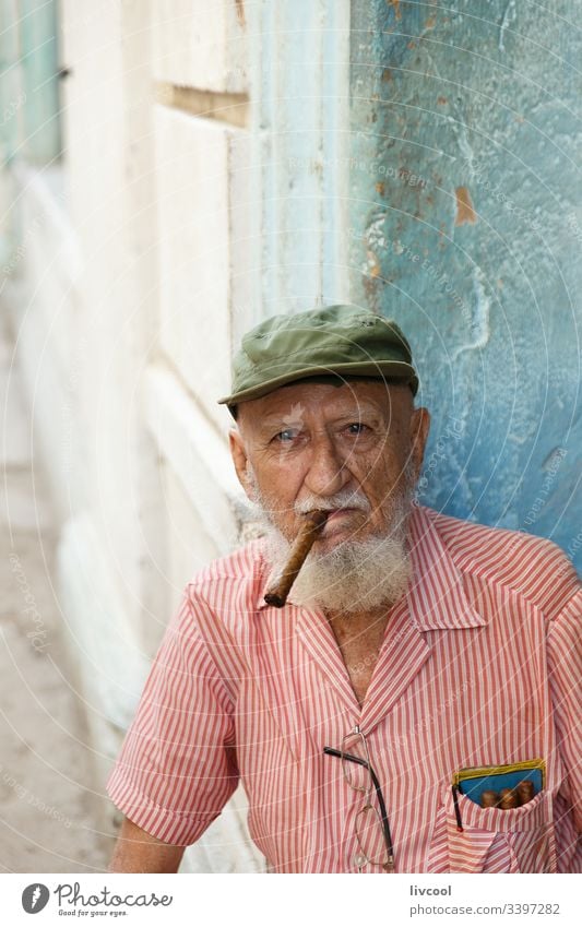 alter grossvater raucht , havanna - kuba antik Hut Zigarre Verschlussdeckel Motorhaube Lächeln Vollbart Mann Menschen Porträt Großvater Kuba Grizzly Havanna