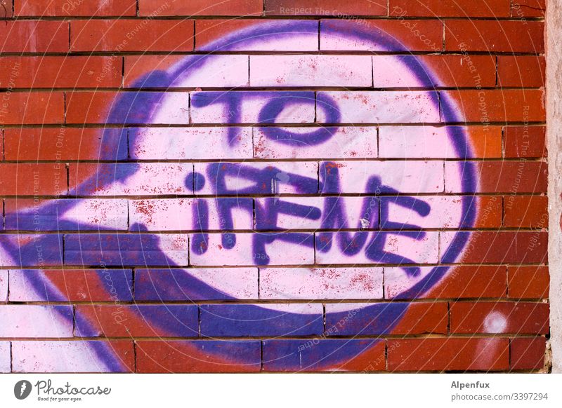 für (A)irene :) Buchstaben Schriftzeichen Wort Graffiti Menschenleer Farbfoto Typographie Wand Außenaufnahme Mauer Tag Fassade Straßenkunst mehrfarbig