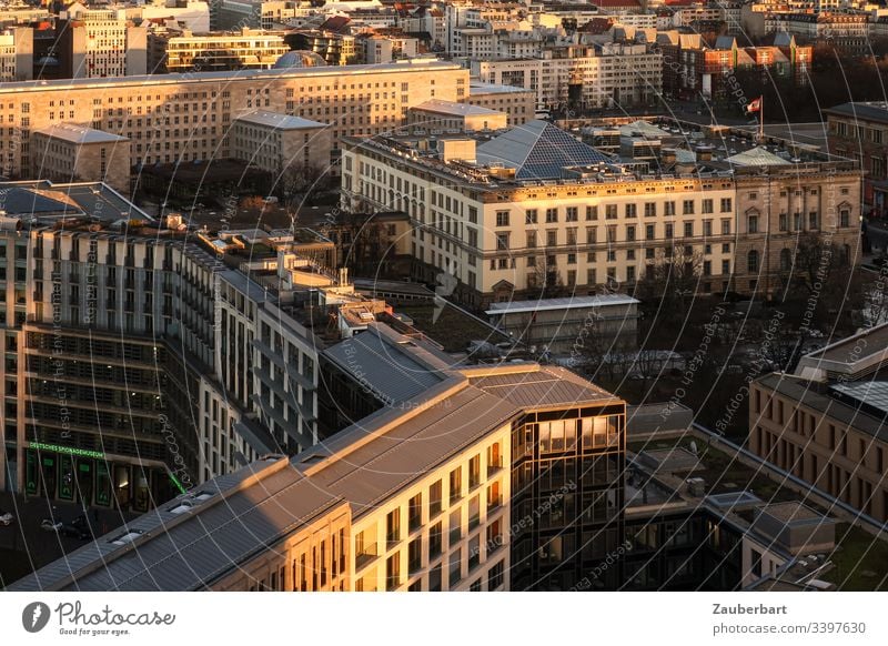 Blick auf Leipziger Platz und Berliner Abgeordnetenhaus in goldener Abendsonne Stadt Stadtmitte Stadtzentrum Hauptstadt Häuser Fenster Dächer Außenaufnahme
