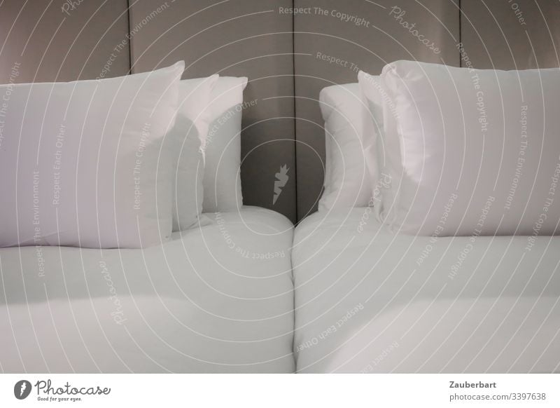 Doppelbett in einem Hotel, mit weißen Kissen vor grauer Rückwand, erwartet die Reisenden Bett Bettwäsche Ritze Schlafzimmer Kopfkissen Bettlaken schlafen ruhig