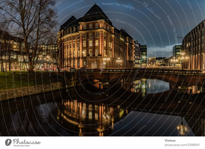 Hamburg, Nacht, Lichter, Langzeitbelichtung Stadthausbrücke Brücke Büro Fleet Dunkel Spiegelung Architektur