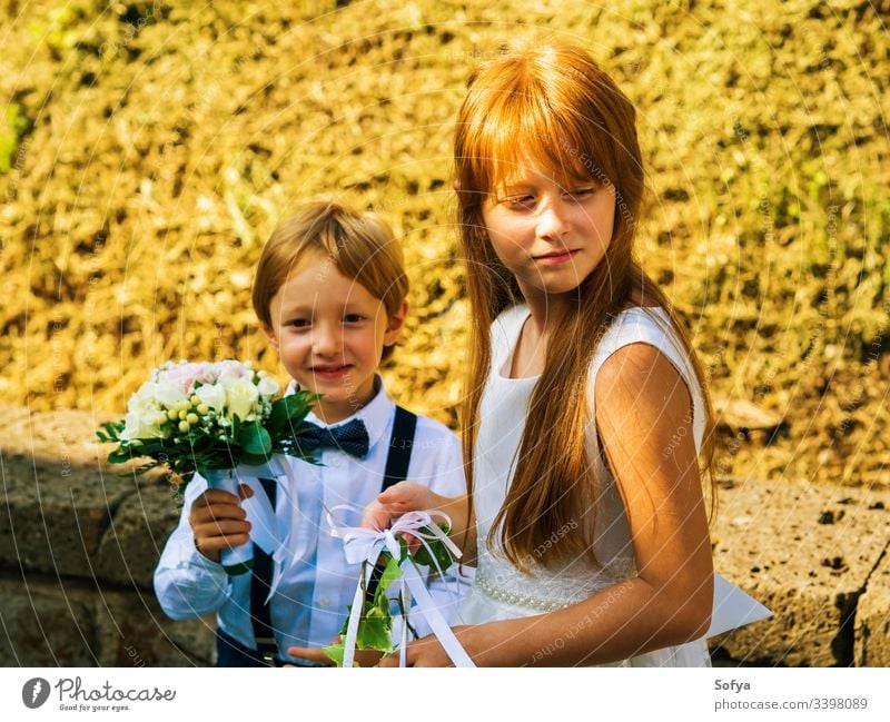 Ringträger und Blumenmädchen bei der Sommerhochzeit Junior Mädchen Brautjungfer Hochzeit Kinder Mode geblümt Roséwein Natur Gesicht Sonne Kleid Glück Porträt