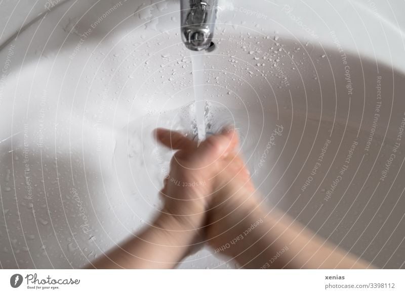 Hände waschen am Waschbecken Corona Hygiene Sauberkeit Seife Wasserhahn Körperpflege Bad Arme weiss virenschutz Reinigen Häusliches Leben Bewegungsunschärfe