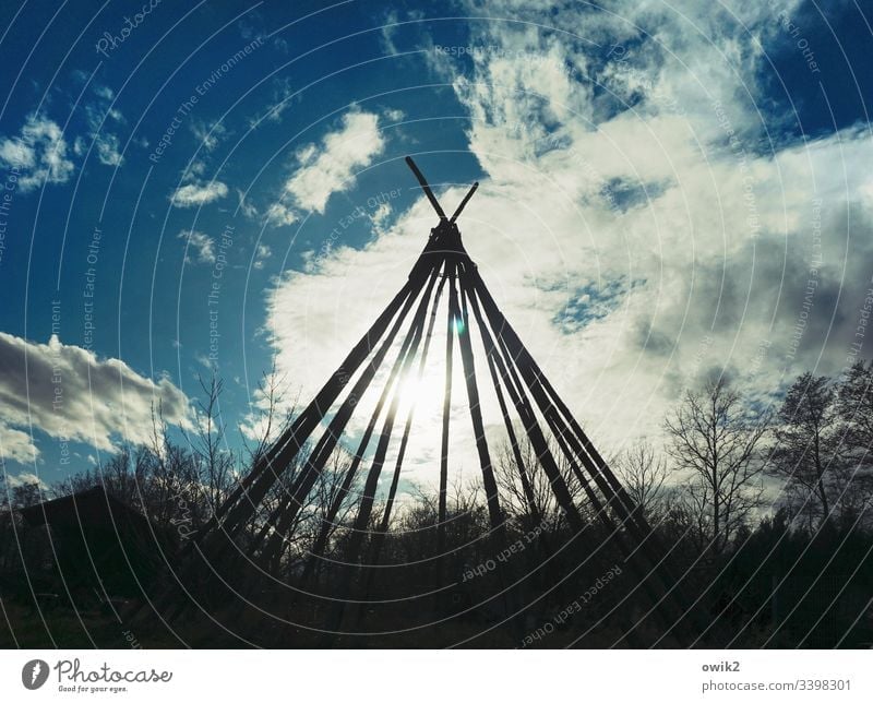 Reservat Tipi Gerüst Balken Zelt Gestell Silhouette draußen Himmel Wolken Sonne Sonnenlicht Gegenlicht einfach Indianer Bäume