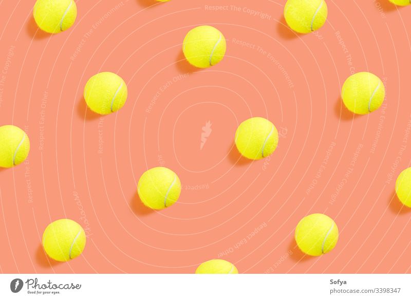 Gelbes Tennisballmuster auf orangem Korallengrund Ball Konkurrenz Muster Farbe Konzept Draufsicht Hintergrund Gerät flache Verlegung Remmidemmi Sport gelb